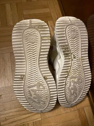 Zapatillas deportivas blancas y rosas