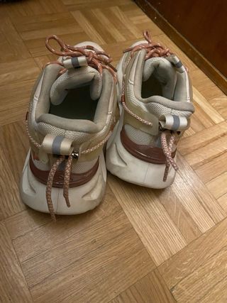 Zapatillas deportivas blancas y rosas
