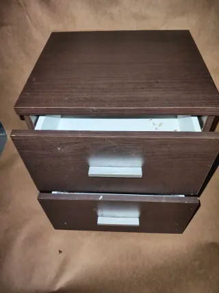 Cómoda de madera oscura con 4 cajones