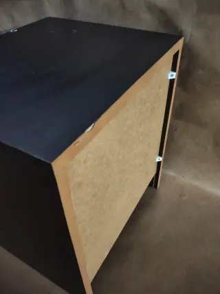 Cómoda de madera oscura con 4 cajones