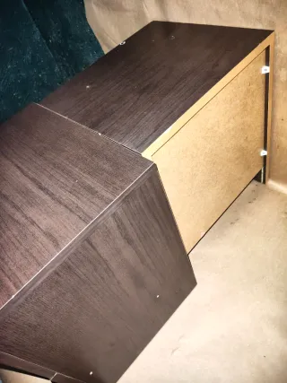 Cómoda de madera oscura con 4 cajones