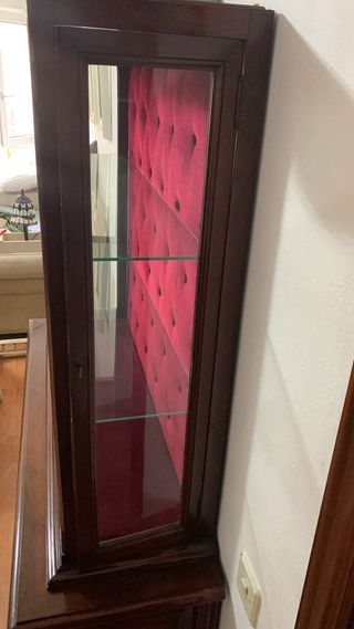 Vitrina de madera con detalles tallados