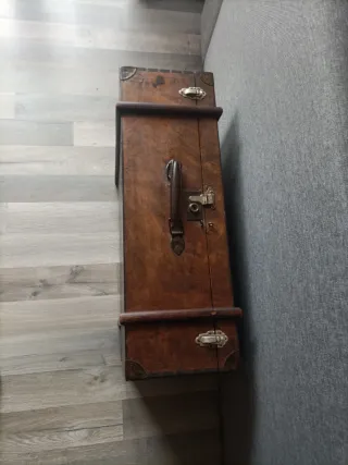 Maleta antigua de cuero y madera