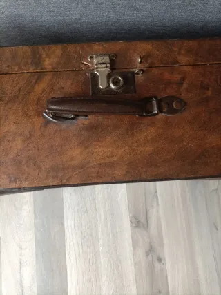 Maleta antigua de cuero y madera