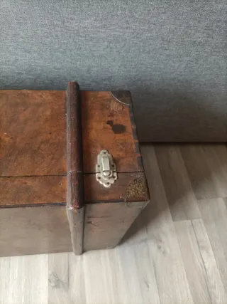 Maleta antigua de cuero y madera