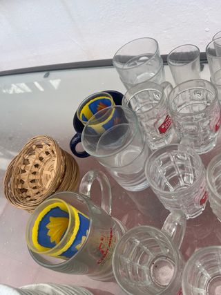 Jarras, vasos y platos para café