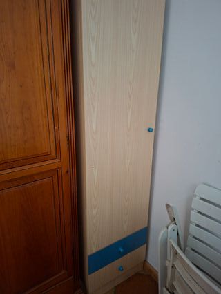 Armario estrecho madera y azul