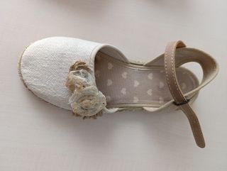 Sandalias beige y blancas con flores