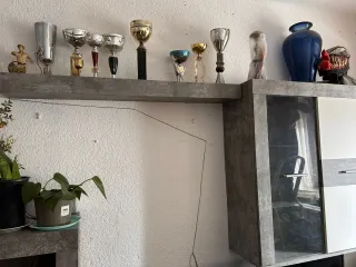 Mueble de salón gris y blanco