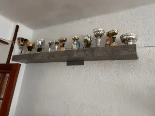Mueble de salón gris y blanco