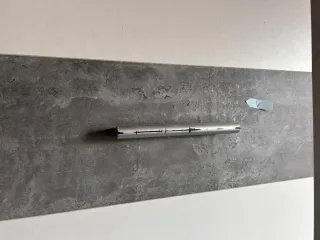 Mueble de salón gris y blanco
