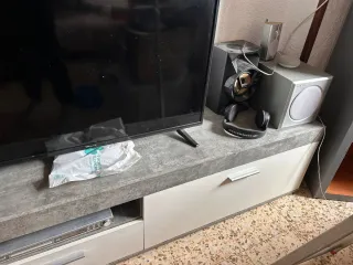Mueble de salón gris y blanco