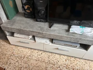 Mueble de salón gris y blanco