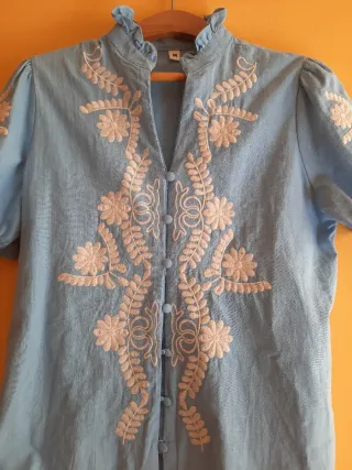 Camisa bordada azul talla M