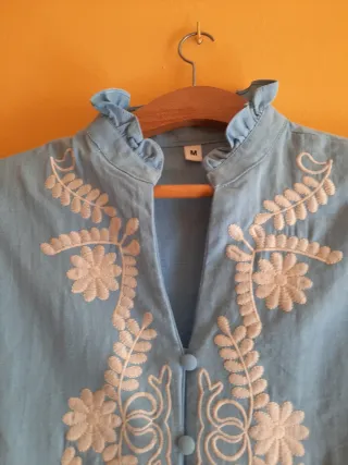 Camisa bordada azul talla M