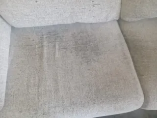 Sofá de tela beige y gris Mesa  redonda y 2 sillas