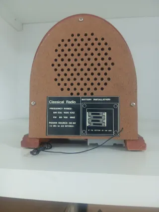 Radio de madera estilo vintage.