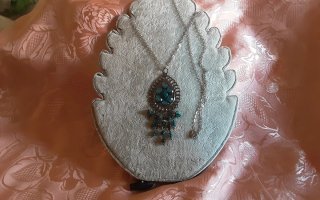 Collana con ciondolo blu e argento