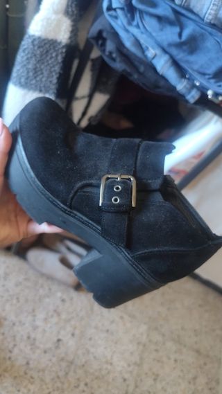 Botines negros con hebilla