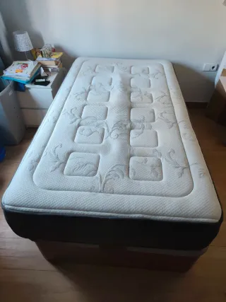 Se vende canapé abatible de 105x190 cm.