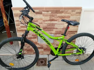 Bicicleta de montaña verde