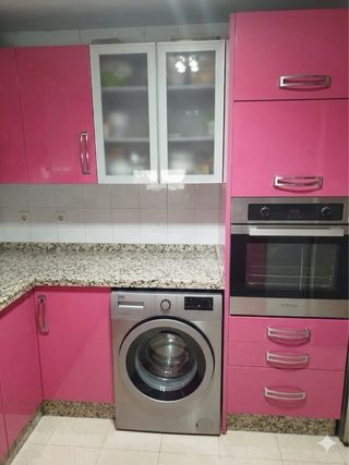Cocina modular rosa y campana extractora