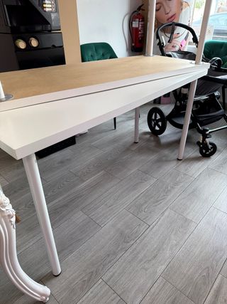 Mesa blanca metal y madera