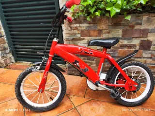 Bicicleta infantil roja