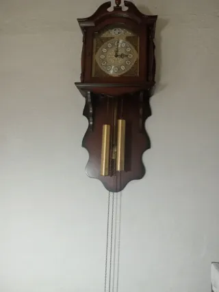Reloj de péndulo antiguo de madera