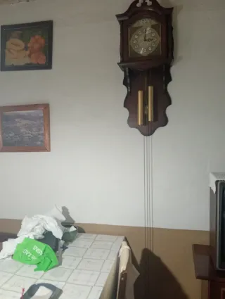 Reloj de péndulo antiguo de madera