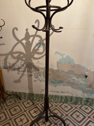 Perchero de metal y madera