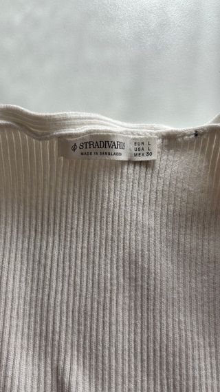 Camiseta blanca de canalé con botones