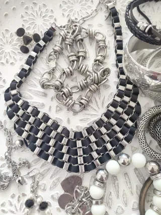 Lote bisutería: pulseras y collares