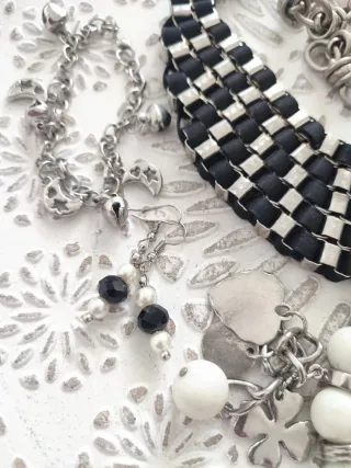 Lote bisutería: pulseras y collares