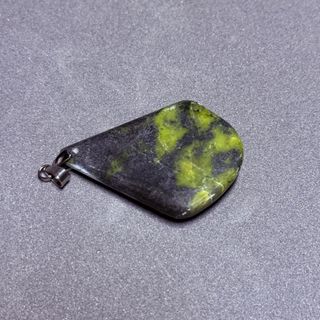 Colgante artesanal Serpentina Magnetita Mineral