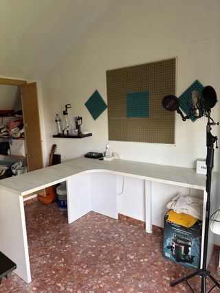 Mesa de estudio gris y blanca