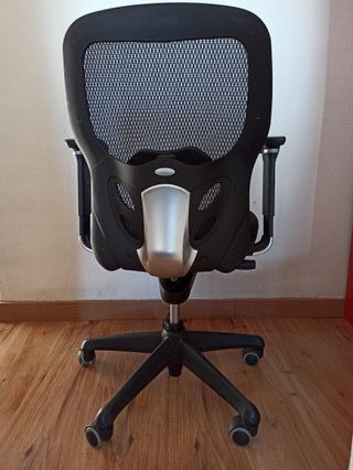 Silla ergonómica de oficina negra