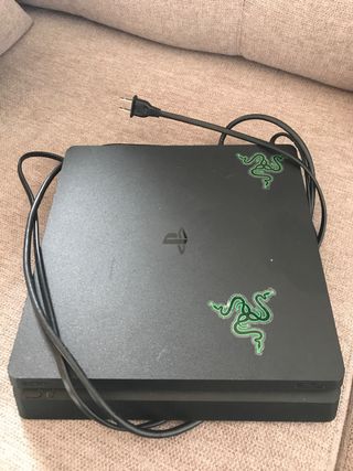 Consola PS4 Negra con Cables