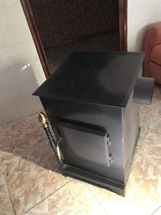 Estufa rústica de leña y estufa de gas butano