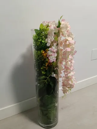 Jarrón de cristal con flores artificiales