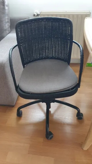 Silla de oficina negra y gris