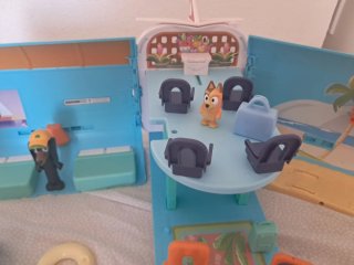 Avión Bluey con 4 figuras