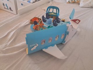 Avión Bluey con 4 figuras