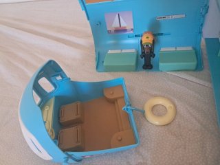 Avión Bluey con 4 figuras
