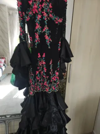 Vestido negro con bordado floral