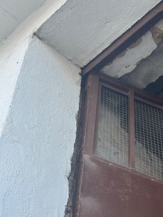 Puerta de garaje metálica de doble hoja