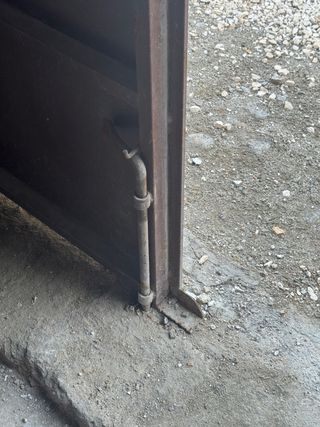 Puerta de garaje metálica de doble hoja