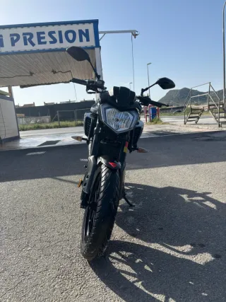 Yamaha MT-125 Negra, tubo de escape homologado