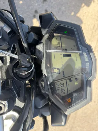 Yamaha MT-125 Negra, tubo de escape homologado