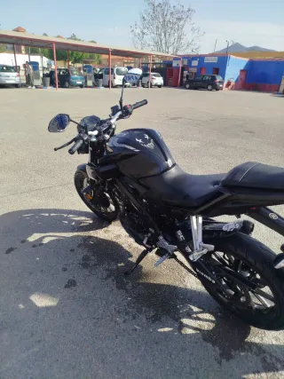 Yamaha MT-125 Negra, tubo de escape homologado
